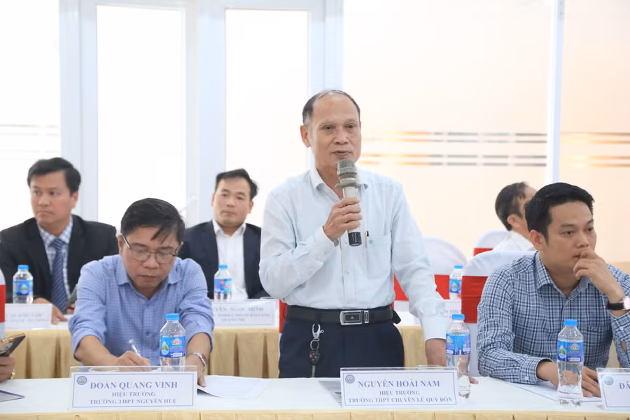 Thầy giáo Nguyễn Hoài Nam trao đổi tại buổi tọa đàm.