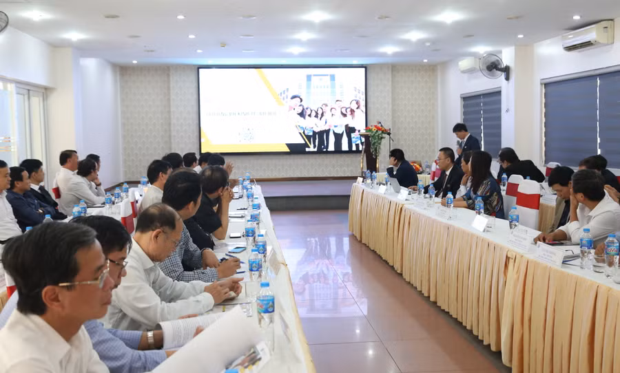 Thông qua buổi tọa đàm, Hiệu trưởng các trường THPT có thêm thông tin để cung cấp, định hướng cho học sinh.