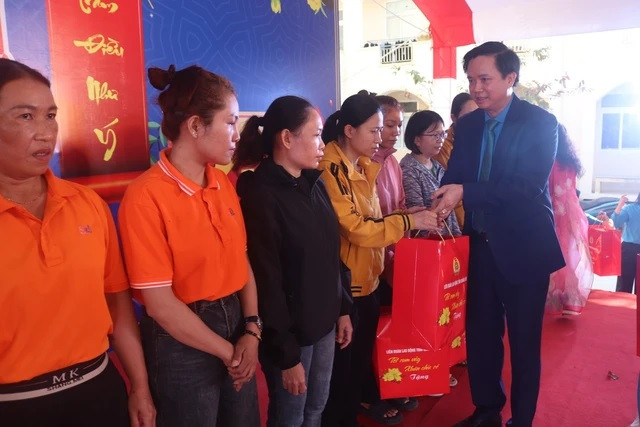 Những suất quà động viên người lao động khó khăn trước thềm Tết nguyên đán. Những suất quà động viên người lao động khó khăn trước thềm Tết nguyên đán.
