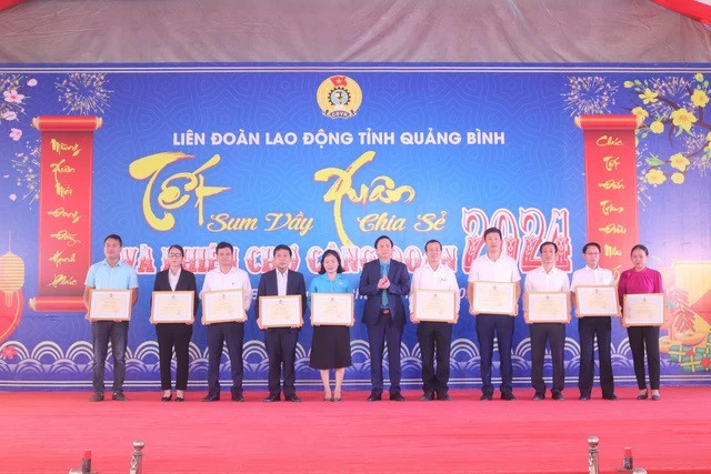 LĐLĐ tỉnh Quảng Bình tặng bằng khen cho 10 đơn vị, doanh nghiệp có nhiều thành tích. LĐLĐ tỉnh Quảng Bình tặng bằng khen cho 10 đơn vị, doanh nghiệp có nhiều thành tích.