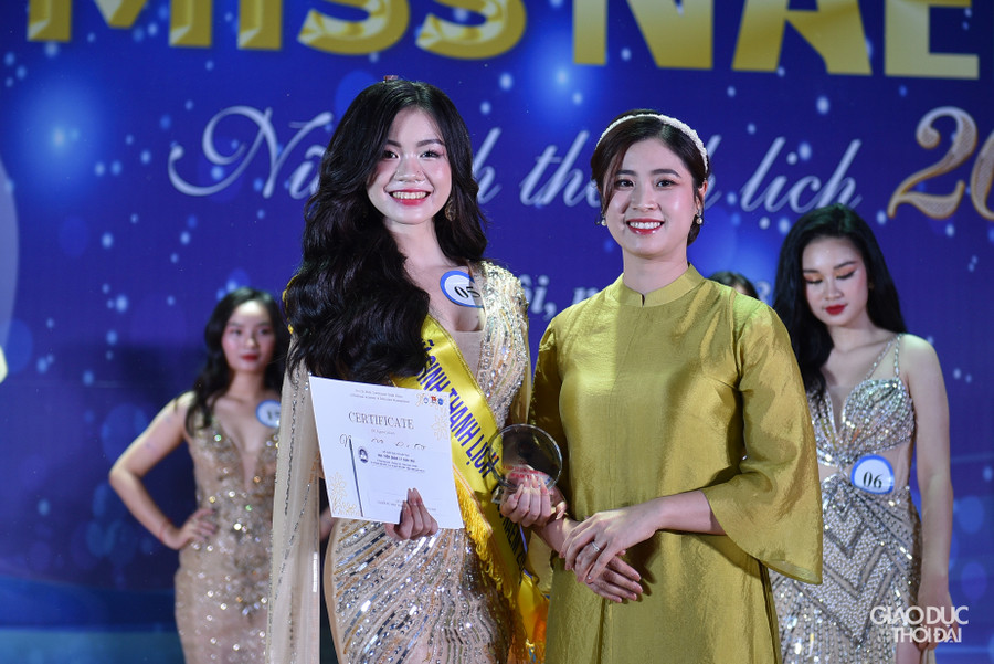 Á khôi 1 của cuộc thi là Nguyễn Ngọc Anh Thư (Hà Tĩnh, sinh viên khoa Quản lý), Á khôi 2 là Phạm Thị Hồng Loan (Thái Bình, khoa Tâm lý - Giáo dục). Á khôi 1 của cuộc thi là Nguyễn Ngọc Anh Thư (Hà Tĩnh, sinh viên khoa Quản lý), Á khôi 2 là Phạm Thị Hồng Loan (Thái Bình, khoa Tâm lý - Giáo dục).