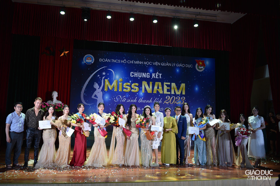 Ban giám khảo cuộc thi chụp ảnh kỷ niệm cùng 10 thí sinh xuất sắc nhất. Ban giám khảo cuộc thi chụp ảnh kỷ niệm cùng 10 thí sinh xuất sắc nhất.