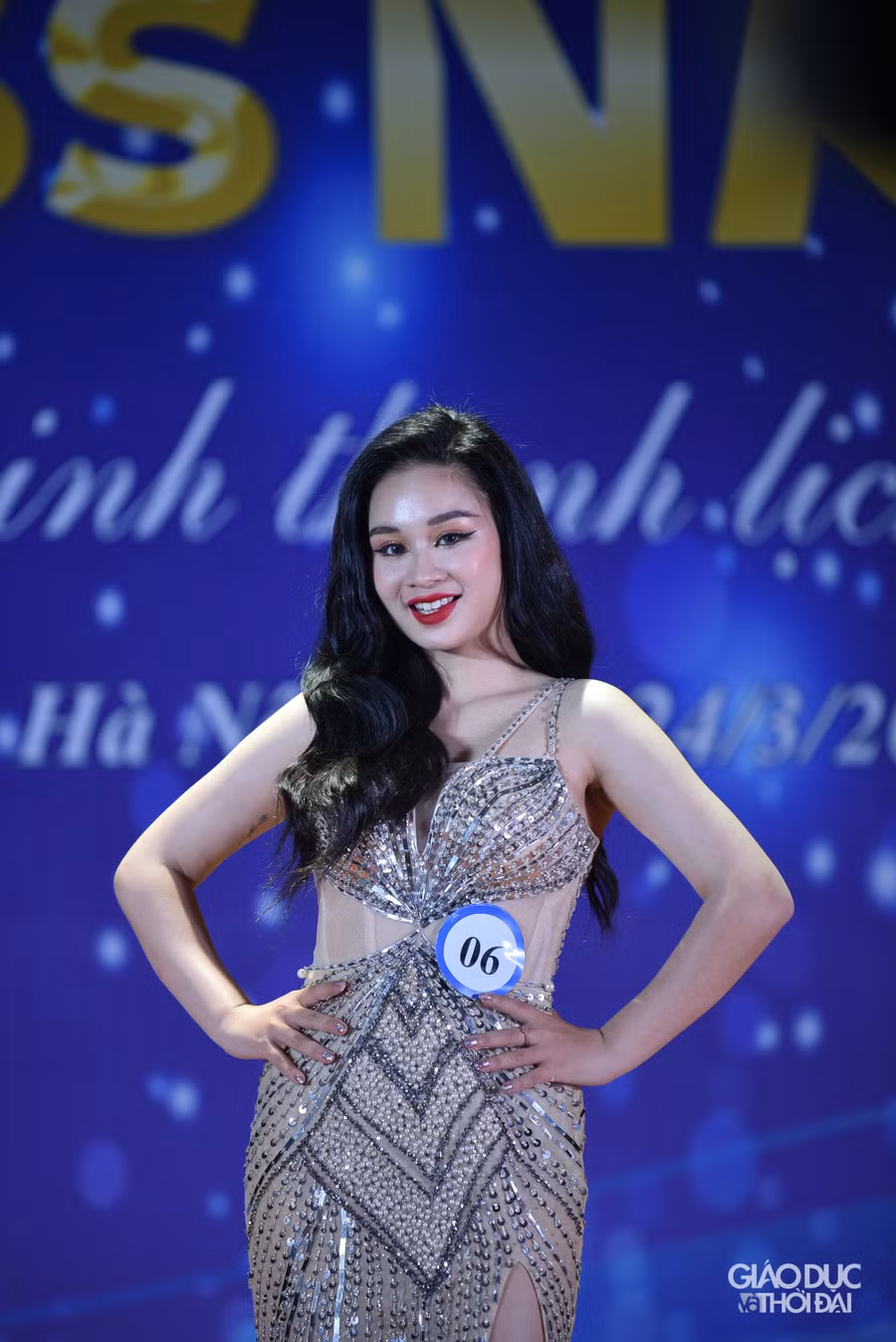 Xuất sắc vượt qua 9 thí sinh, Nguyễn Lê Diễm Quỳnh (Hà Nội) đã đạt danh hiệu Hoa khôi Nữ sinh thanh lịch Học viện Quản lý giáo dục.