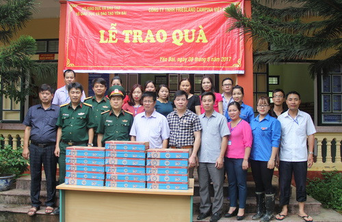 Đại tá Hoàng Văn Tòng (hàng 1, thứ 3 từ trái sang): Mong các thầy, cô khắc phục khó khăn và chuẩn bị tốt cho năm học mới