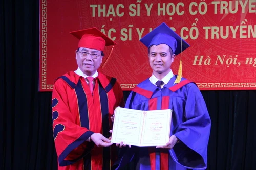 Các học viên, sinh viên hân hoan, phấn khỏi nhận bằng tốt nghiệp