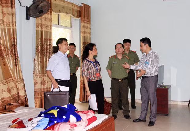 Kiểm tra công tác chuẩn bị tại điểm thi tốt nghiệp THPT. Ảnh minh họa: INT