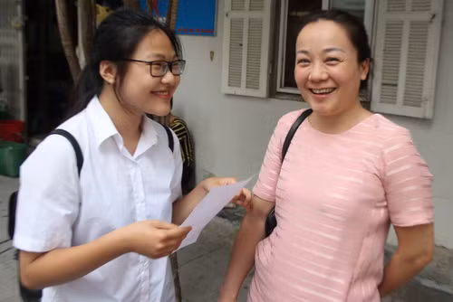 Ngô Linh Linh chia sẻ kết quả bài thi với mẹ Ngô Linh Linh chia sẻ kết quả bài thi với mẹ