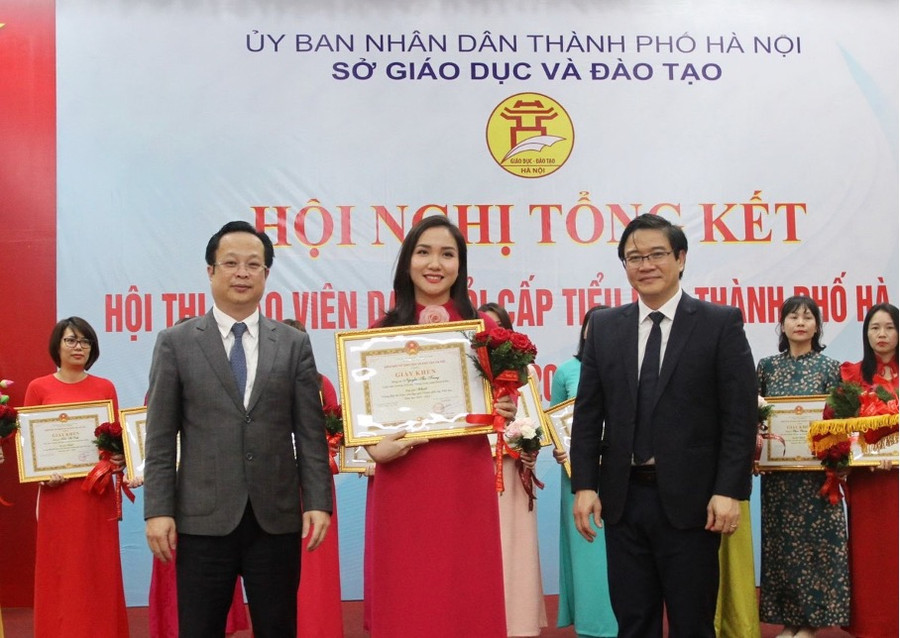 Ông Thái Văn Tài – Vụ trưởng Vụ Giáo dục Tiểu học; ông Trần Thế Cương – Giám đốc Sở GD&ĐT trao giấy khen cho cô Nguyễn Thu Trang– Trường Tiểu học Thăng Long. Ông Thái Văn Tài – Vụ trưởng Vụ Giáo dục Tiểu học; ông Trần Thế Cương – Giám đốc Sở GD&ĐT trao giấy khen cho cô Nguyễn Thu Trang– Trường Tiểu học Thăng Long.