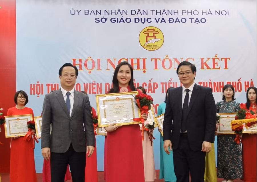 Ông Thái Văn Tài – Vụ trưởng Vụ Giáo dục Tiểu học; ông Trần Thế Cương – Giám đốc Sở GD&amp;ĐT trao giấy khen cho cô Nguyễn Thu Trang– Trường Tiểu học Thăng Long.