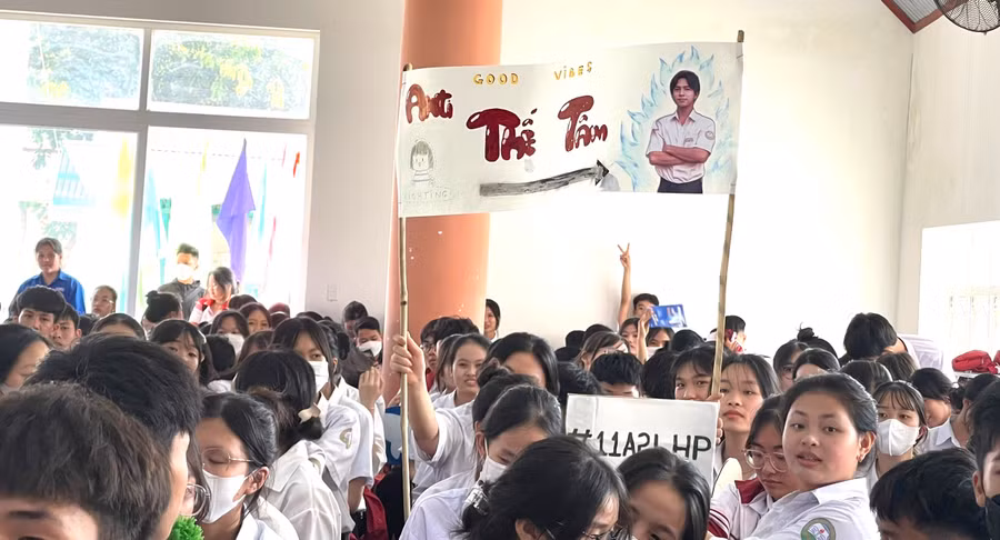 Các em học sinh hào hứng cổ vũ cho bạn học sinh đại diện Trường THPT Lê Hồng Phong trong trận Chung kết (ảnh: CTV).