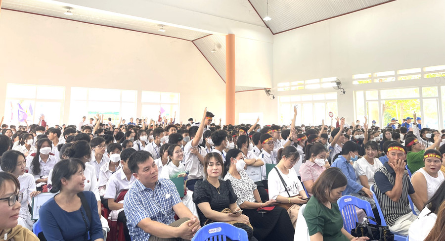 Đông đảo học sinh, phụ huynh và giáo viên đến cổ vũ trận Chung kết Chinh phục tiếng Anh - English Beat năm 2023 tại Trường THPT Lê Hồng Phong (ảnh: CTV).