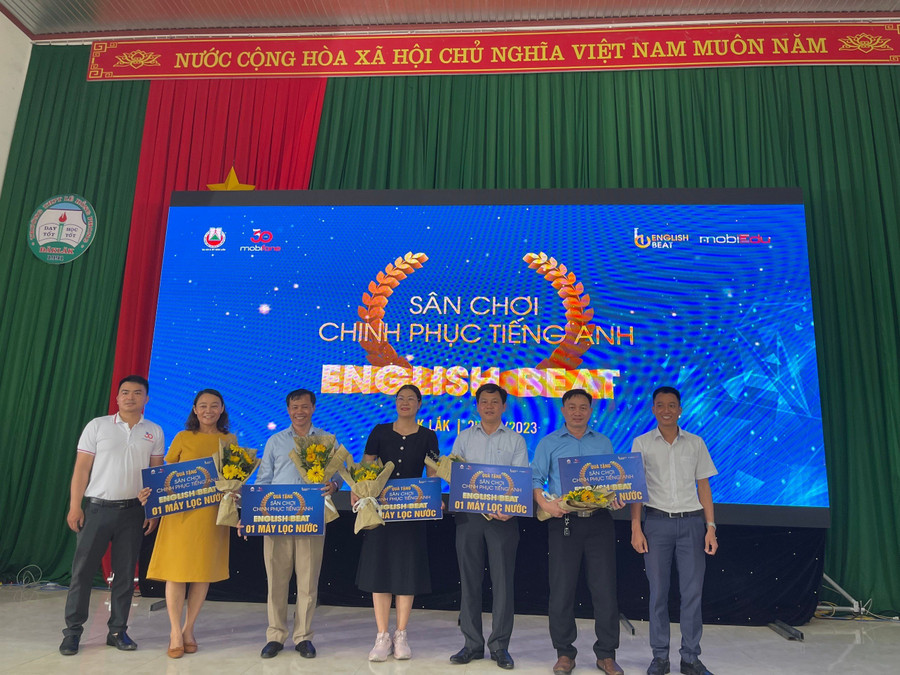 Lãnh đạo các trường THPT có thí sinh dự thi Chung kết nhận máy lọc nước từ Chương trình (ảnh: CTV).