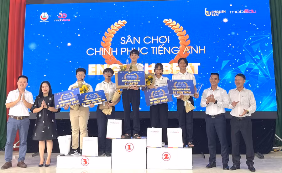 Các thí sinh nhận quà khủng từ cuộc thi Chinh phục tiếng Anh - English Beat năm 2023 tại Đắk Lắk (ảnh: CTV).