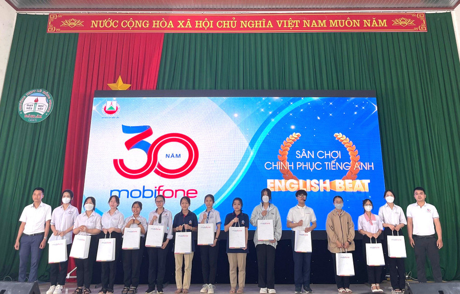 Ban tổ chức tặng quà cho các thí sinh xuất sắc ở các vòng thi (ảnh: CTV).