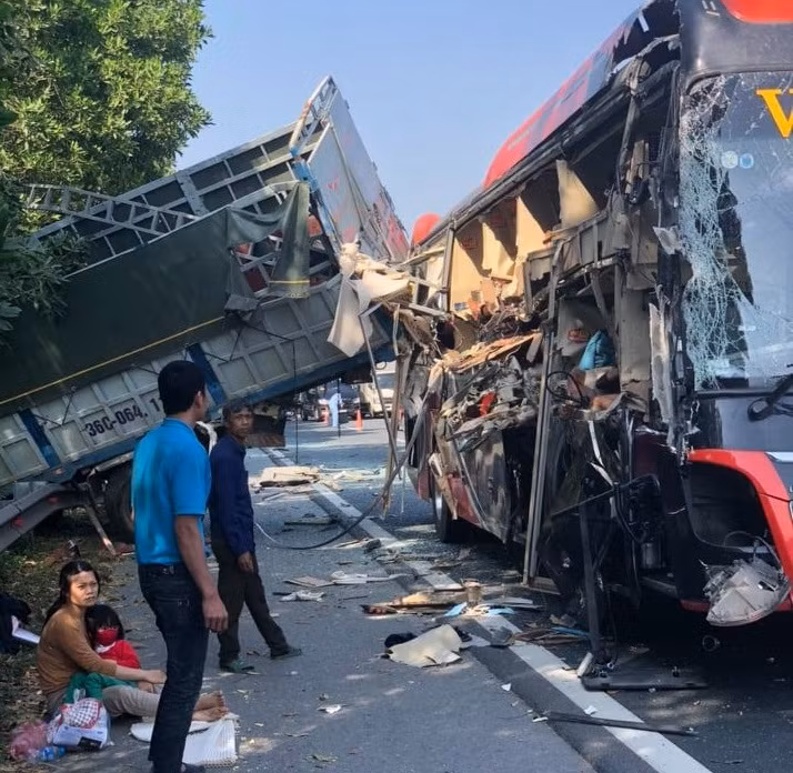 Khoảng 13h28’ ngày 9/11, tại Km229+200 Cao tốc Pháp Vân – Cầu Giẽ hướng Ninh Bình đi Hà Nội (thuộc địa phận thôn Thường Ấm, xã Tiên Hải (TP. Phủ Lý, Hà Nam) xảy ra vụ tai nạn giao thông đường bộ giữa xe ô tô khách mang BKS: 29B – 204.95 của nhà xe Vân Anh chạy tuyến Thanh Hóa – Hà Nội do anh Nguyễn Văn Luân (SN 1985, trú tại thôn Bắc Sơn, xã Phú Sơn, Nghi Sơn, Thanh Hóa) điều khiển và xe ô tô tải mang BKS: 36C – 064.11 đang dừng đỗ ở làn khẩn cấp do xe hỏng. Thời điểm trên, phụ xe tải đang nằm dưới gầm xe để sửa chữa.