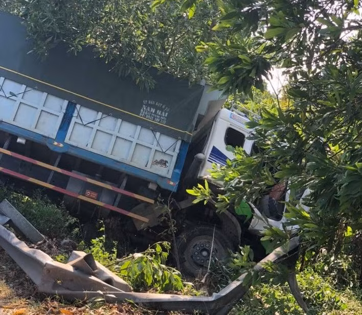 Tại hiện trường, xe khách bị hư hỏng nặng, biến dạng. Xe tải bị tông quay ngang đâm hỏng 20 mét hộ lan tôn sóng. Cơ quan chức năng đã phối hợp với Công ty quản lý đường cao tốc, Công an TP. Phủ Lý tổ chức cấp cứu người bị nạn, phân làn giao thông tránh ùn tắc.