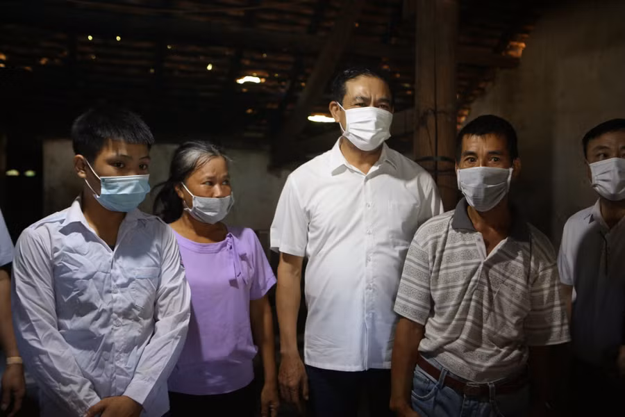 Chủ tịch tỉnh Hà Tĩnh bày tỏ cảm thông, sẻ chia với tình cảnh khó khăn của em Ước khi chứng kiến căn nhà tồi tàn, bố mẹ đau yếu, bệnh tật, cuộc sống quá chật vật. Nghe em Uớc kể về gia đình, về nỗ lực vươn lên trong cuộc sống, học tập, nghe thầy cô giáo thông tin về nghị lực của Ước, Chủ tịch tỉnh hết sức xúc động.