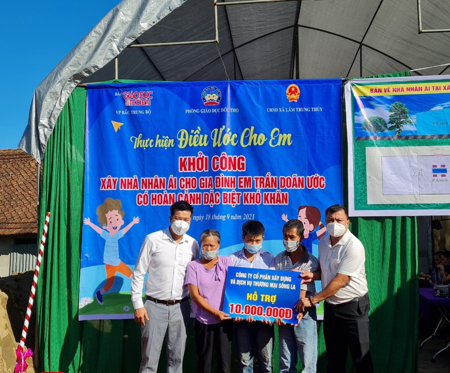 Công ty Cổ phần xây dựng và Dịch vụ Thương mại Sông La hỗ trợ 10 triệu đồng. Công ty Cổ phần xây dựng và Dịch vụ Thương mại Sông La hỗ trợ 10 triệu đồng.