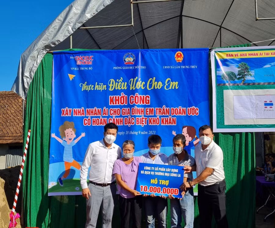 Công ty Cổ phần xây dựng và Dịch vụ Thương mại Sông La hỗ trợ 10 triệu đồng.