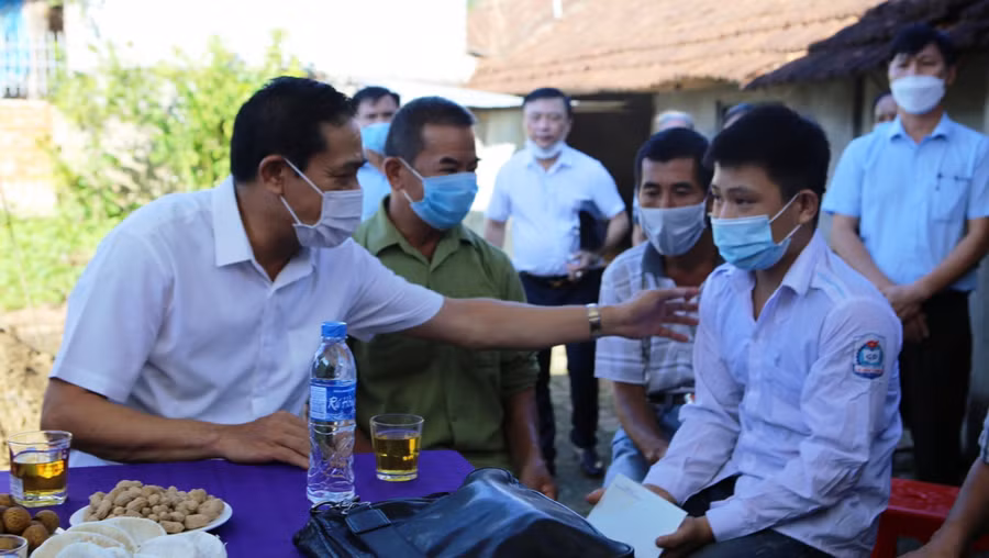 Tiếp sức thêm cho Ước để em có cơ hội vươn lên, giúp bố mẹ em bớt đi khó khăn, Chủ tịch tỉnh đã quyết định hỗ trợ 50 triệu đồng để chung tay góp thêm kinh phí xây nhà cho gia đình em. Ngoài ra, Chủ tịch UBND tỉnh còn tặng em Ước 15 triệu đồng để mua máy tính và sắm sửa các đồ dùng học tập trong năm học mới.