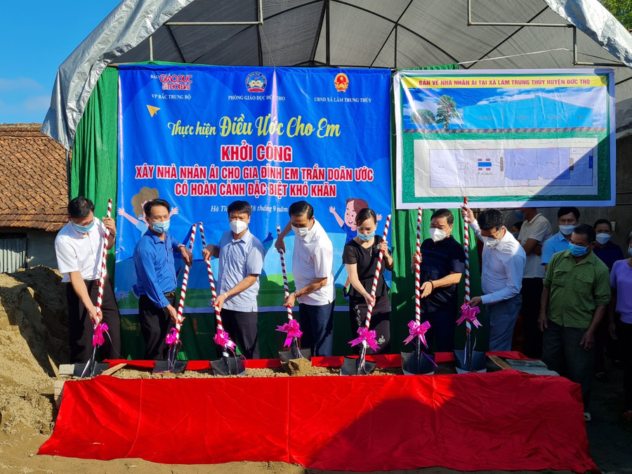 Chủ tịch UBND tỉnh, lãnh đạo Sở GD&ĐT, Hội nhà báo Hà Tĩnh, cùng chính quyền địa phương và các nhà hảo tâm động thổ khởi công xây dựng ngôi nhà nhân ái cho em Trần Doãn Ước. Chủ tịch UBND tỉnh, lãnh đạo Sở GD&ĐT, Hội nhà báo Hà Tĩnh, cùng chính quyền địa phương và các nhà hảo tâm động thổ khởi công xây dựng ngôi nhà nhân ái cho em Trần Doãn Ước.