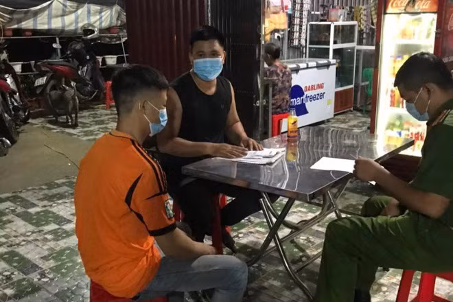 Lực lượng chức năng làm việc với lái xe T.A. và Đặng Văn S.