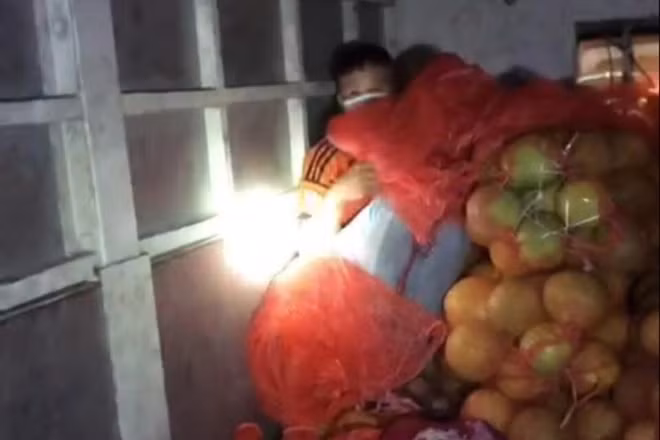 Công dân Đặng Văn S. trốn trong thùng xe tải để vượt chốt kiểm soát dịch.