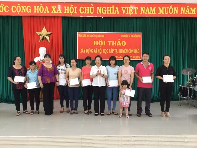 GS. TS Nguyễn Thị Doan, Chủ tịch Hội Khuyến học Việt Nam trao học bổng cho học sinh và tặng quà các thầy cô giáo có hoàn cảnh khó khăn. Ảnh: TL