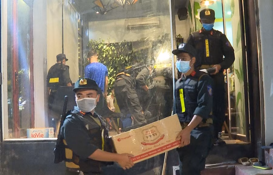 Cơ quan chức năng tiến hành khám xét nơi ở các đối tượng. Ảnh: Công an Phú Thọ.