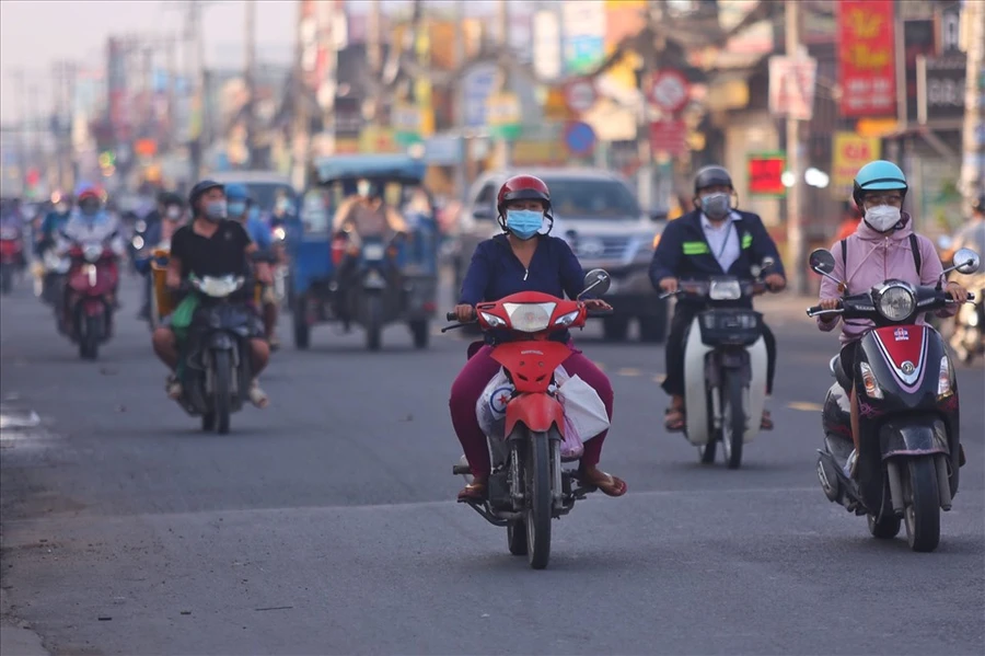 Giao thông tại TP. Hồ Chí Minh đông đúc trở lại ngày đầu nới lỏng giãn cách.