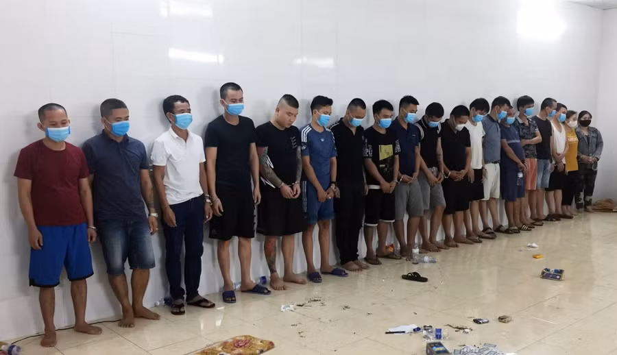 Tại 2 địa điểm, lực lượng chức năng bắt quả tang 23 đối tượng đang tụ tập đánh bài ăn tiền. Ảnh: Công an Nghệ An.