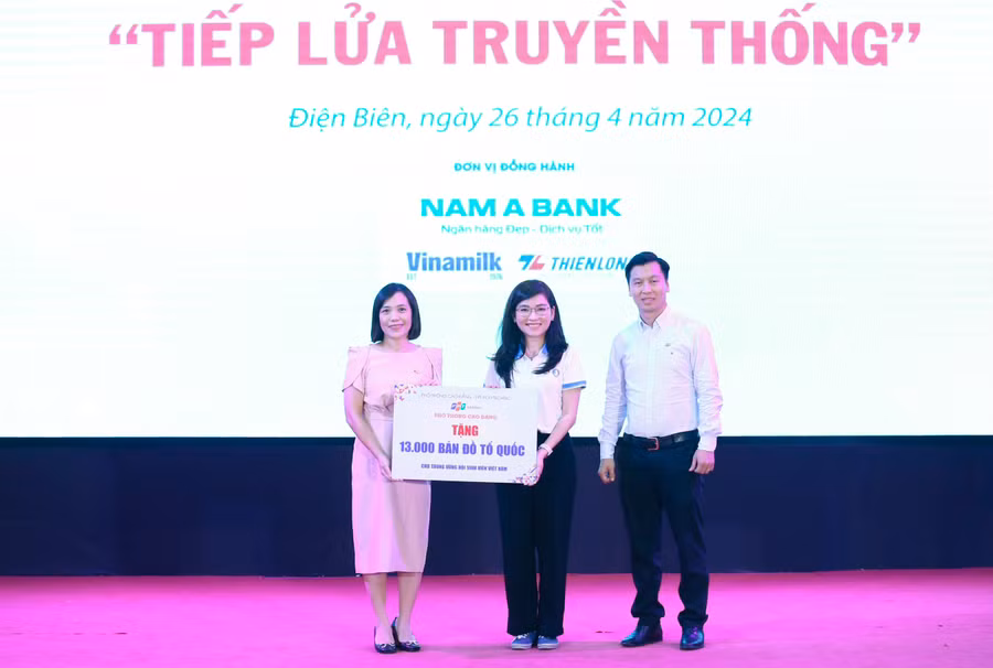 Trao 13.000 bản đồ Việt Nam cho các trường học trên cả nước 