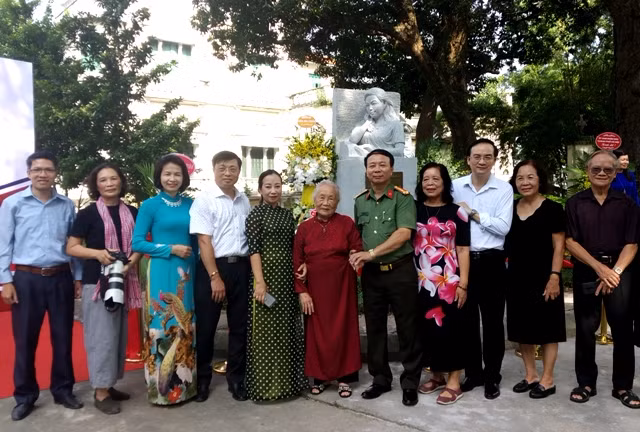 Cụ Doãn Ngọc Trâm - mẹ Anh hùng, liệt sĩ Đặng Thùy Trâm và các bằng hữu bên bức tượng.