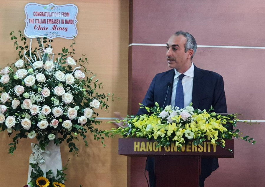 Ông Paolo Epifani - Phó Đại sứ Cộng hòa Italia tại Việt Nam phát biểu tại hội thảo.
