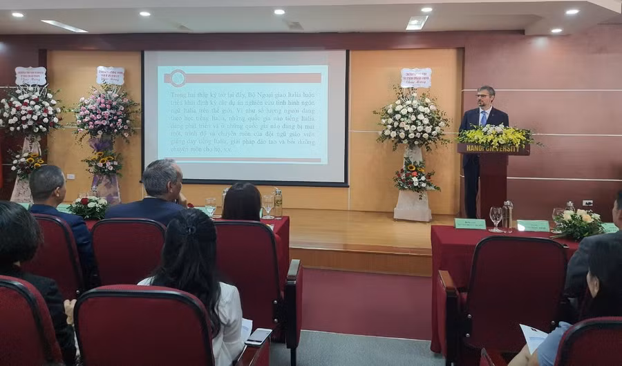 GS Valerio De Cesaris - Hiệu trưởng Trường ĐH dành cho người nước ngoài Perugia (Italia) tham luận tại hội thảo.