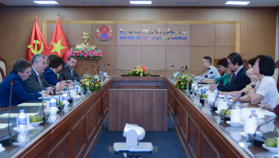 Toàn cảnh buổi làm việc. Toàn cảnh buổi làm việc.