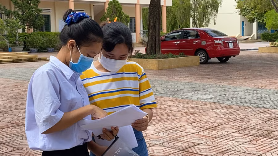 Hai thí sinh trao đổi, phân tích đề sau khi kết thúc làm bài thi môn Ngữ văn (điểm thi THPT Buôn Đôn - Đắk Lắk).