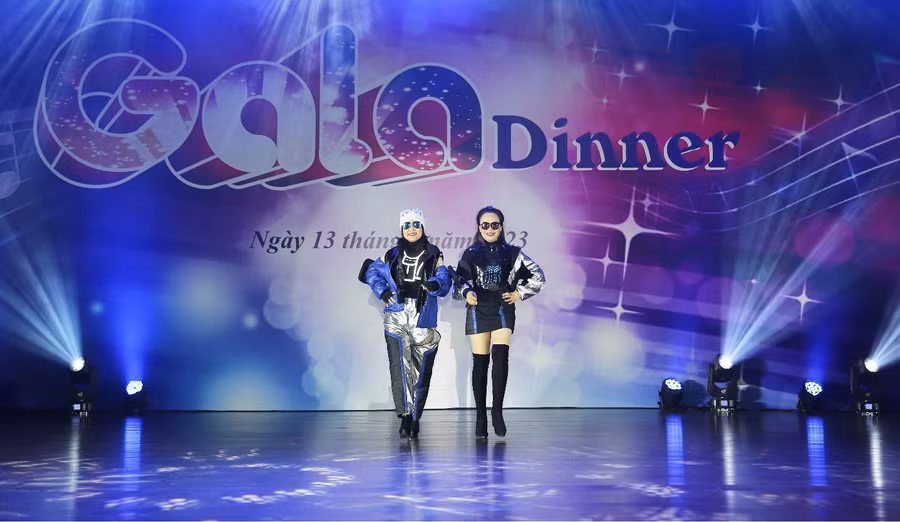 PGS TS Nguyễn Mai Hương – Bí thư Đảng ủy, Chủ tịch Hội đồng Trường (bên trái) và PGS TS Nguyễn Thị Nhung – Hiệu trưởng sánh bước trên sân khấu.