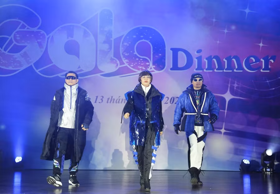 Những bước đi khoẻ khoắn cùng thần thái của 3 thầy cô Phó Hiệu trưởng Trường ĐH Mở Hà Nội.