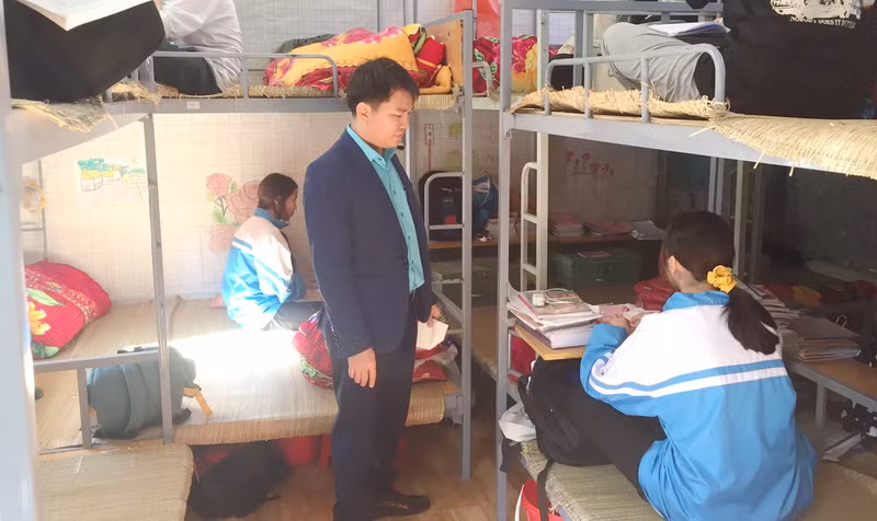 Thầy Nguyễn Văn Tập luôn quan tâm, sát sao "nơi ăn, chốn ở" của học sinh. Ảnh: NVCC