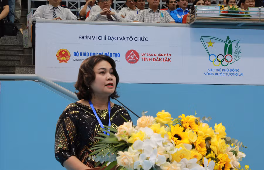 Bà H' Yim Kđoh, Phó Chủ tịch UBND tỉnh Đắk Lắk phát biểu khai mạc HKPĐ toàn quốc khu vực IV. (Ảnh: TT)