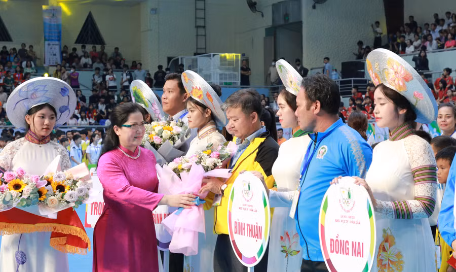 Thứ trưởng Bộ GD&ĐT Nguyễn Thị Kim Chi tặng hoa cho đại diện các đoàn tham dự HKPĐ toàn quốc khu vực IV. (Ảnh: TT)