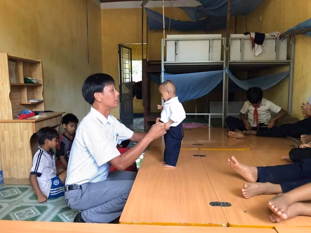 Thầy Cương và K"Rể đã viết nên câu chuyện đầy xúc động về tình thầy trò