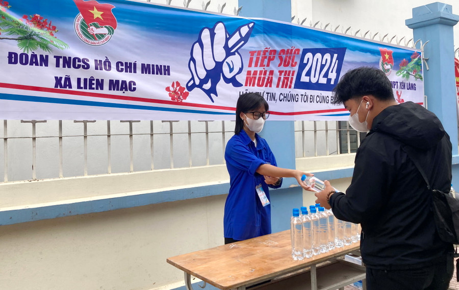 Hỗ trợ nước uống cho thí sinh tại điểm thi Trường THPT Yên Lãng (Mê Linh, Hà Nội).