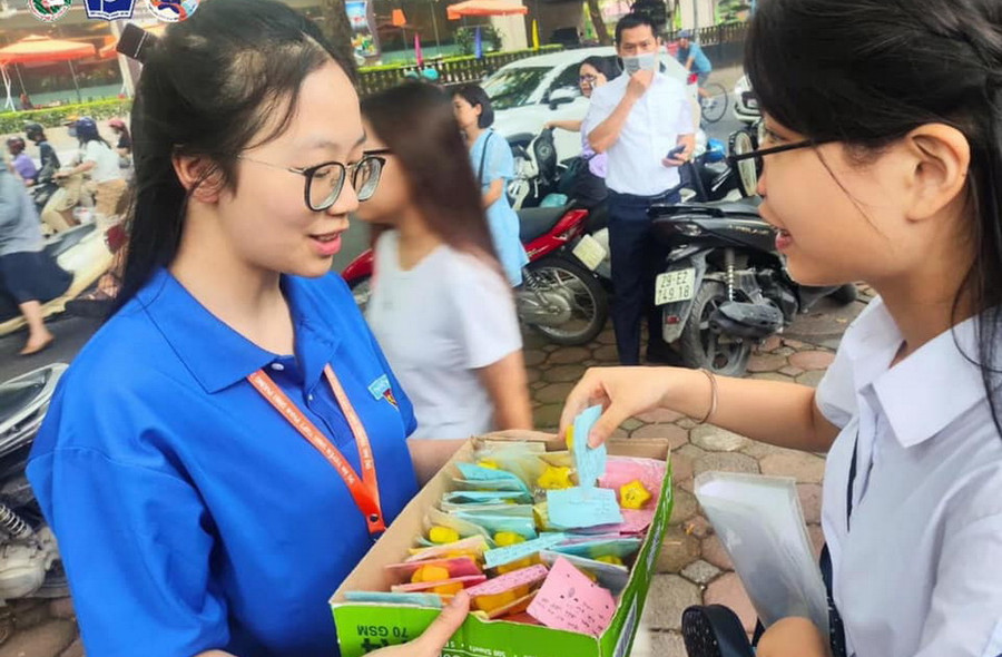 Những lời chúc may mắn được viết tay để gửi tặng thí sinh.