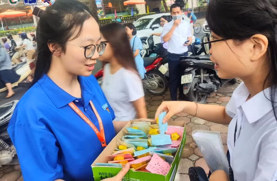 Những lời chúc may mắn được viết tay để gửi tặng thí sinh.