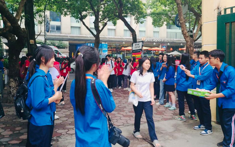 Học sinh Trường THPT Phan Đình Phùng tình nguyện &quot;Tiếp sức mùa thi&quot; cho các sĩ tử.