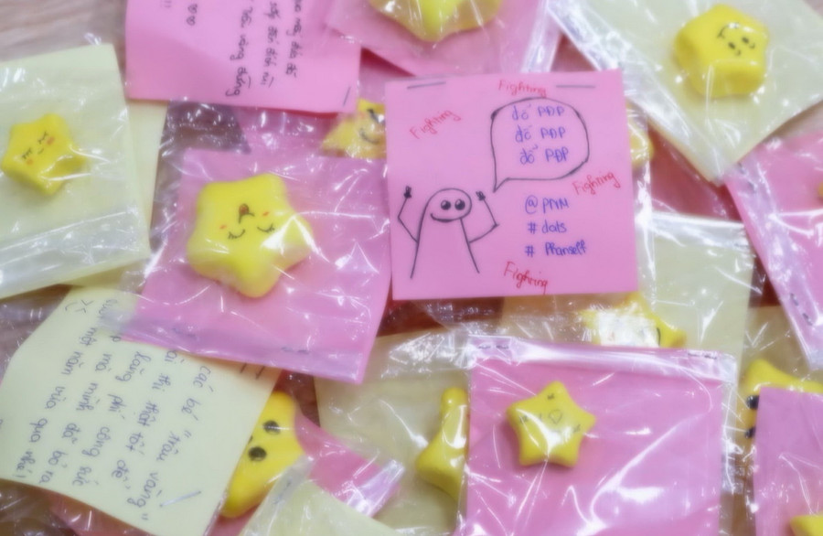 Nhóm tình nguyện viên của Trường THPT Phan Đình Phùng đã chuẩn bị hàng ngàn lời chúc may mắn viết tay để gửi đến thí sinh.