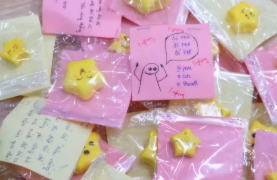 Nhóm tình nguyện viên của Trường THPT Phan Đình Phùng đã chuẩn bị hàng ngàn lời chúc may mắn viết tay để gửi đến thí sinh.