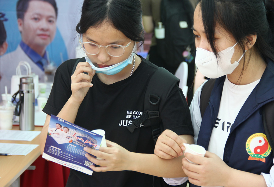 Sinh viên chăm chú tìm hiểu thông tin về doanh nghiệp và vị trí việc làm. Sinh viên chăm chú tìm hiểu thông tin về doanh nghiệp và vị trí việc làm.